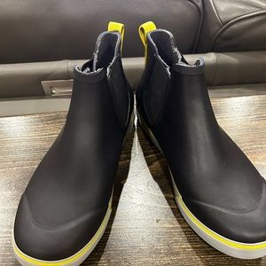 Boggs Rain boots navy in mint condition.